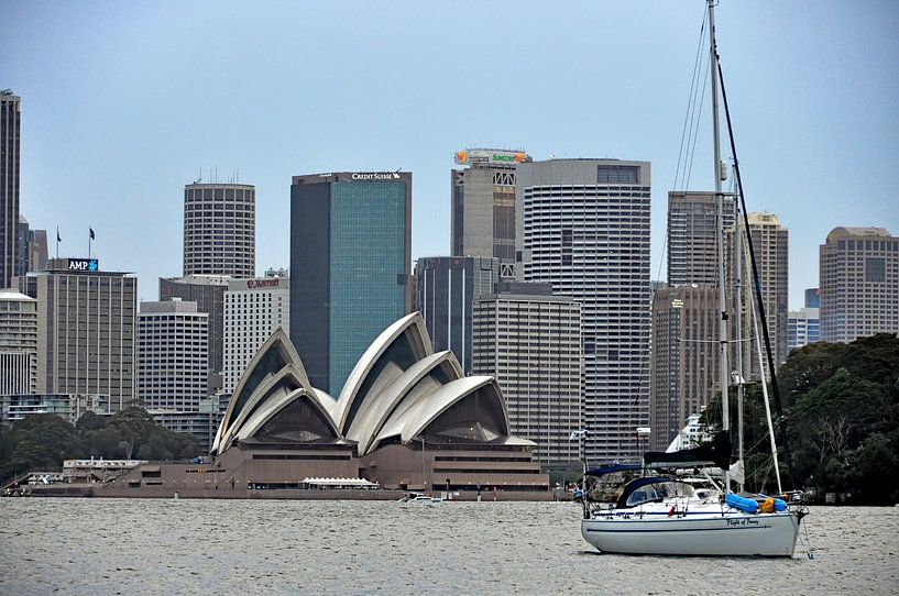 Zeilboot voor het Sydney Opera House van Frank Photos
