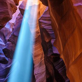 Binnenvallende lichtstraal in Antelope Canyon van Frank Lenaerts