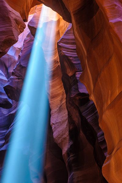 Einfallender Lichtstrahl im Antelope Canyon von Frank Lenaerts