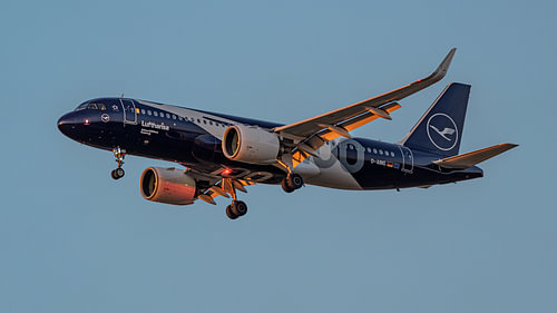 Lufthansa-Airbus A320neo mit der Lackierung zum 100-jährigen Jubiläum.
