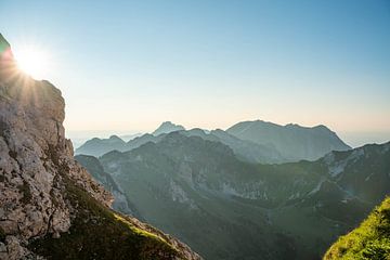 Zonnig silhouet van de bergen in de Allgäuer Alpen van Leo Schindzielorz