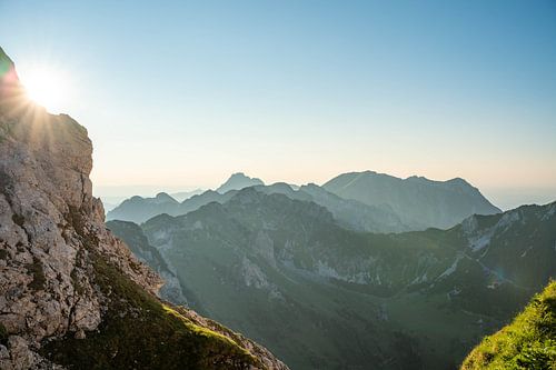 Zonnig silhouet van de bergen in de Allgäuer Alpen