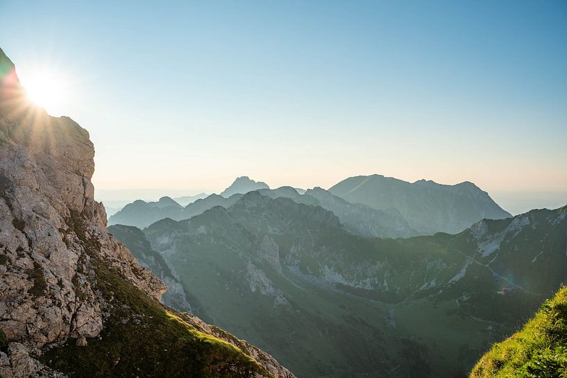 Silhouette ensoleillée des montagnes des Alpes d'Allgäu par Leo Schindzielorz