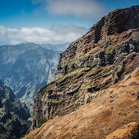 de hoge bergen op het eiland madeira genaamd pico arieiro, de top is 1818 meter boven de zeespiegel van ChrisWillemsen