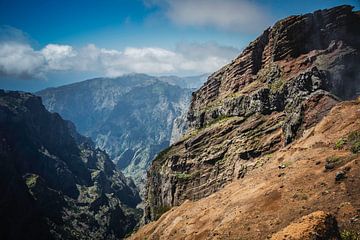 Das Hochgebirge auf der Insel Madeira heißt pico arieiro, der Gipfel liegt 1818 Meter über dem Meere
