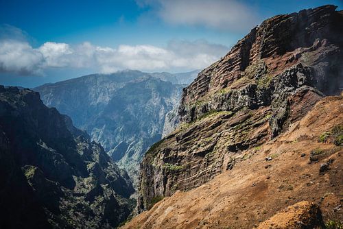 Les hautes montagnes de l'île de Madère appelées pico arieiro, le sommet est à 1818 mètres au-dessus