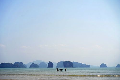 Vissers op pad in de zee
