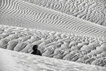 Sahara-Wüste. Mann vom Stamm der Tuareg zwischen Sanddünen.