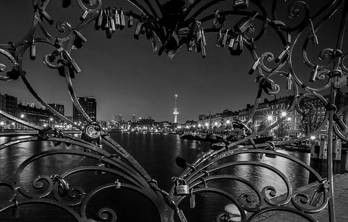 L'Euromast par le verrou de l'amour à Rotterdam Delfshaven