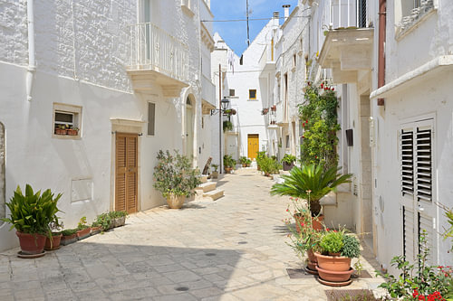 Maisons aux façades peintes en blanc dans la vieille ville de Locorotondo