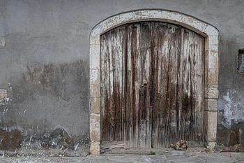 Porte en bois marron dans un mur gris