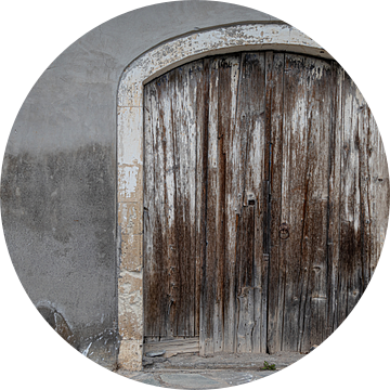 Houten bruine deur in een grijze muur van Irene Ruysch
