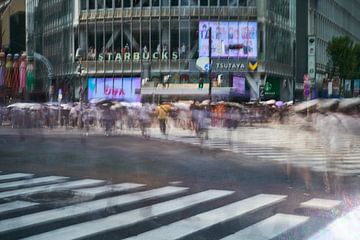 Menschen überqueren die Straße in Shibuya, Tokio von André Bouterse