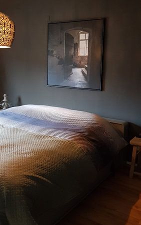 Porte abandonnée dans l'obscurité.