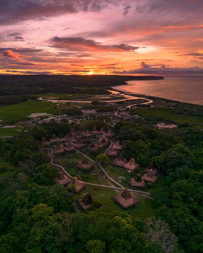 Zonsondergang boven traditioneel dorp op Sumba