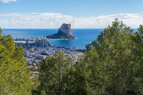 Peñón de Ifach en pijnbomen in Calpe