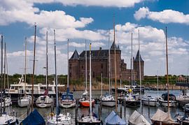 Jachthaven met op achtergrond Muiderslot by Brian Morgan
