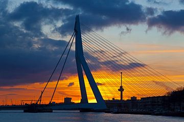 Erasmusbrug met wolken tijdens zonsondergang te Rotterdam van Anton de Zeeuw