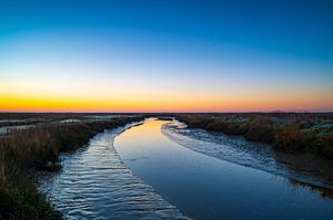 Schiermonnikoog, lever de soleil au marais salant, tôt dans la matinée d'hiver sur Sjoerd van der Wal Photographie