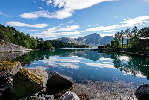 Weerspiegeling in een meer in Noorwegen
