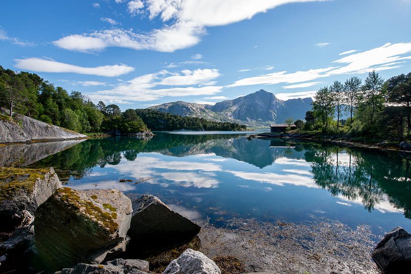 Weerspiegeling in een meer in Noorwegen van Ellis Peeters
