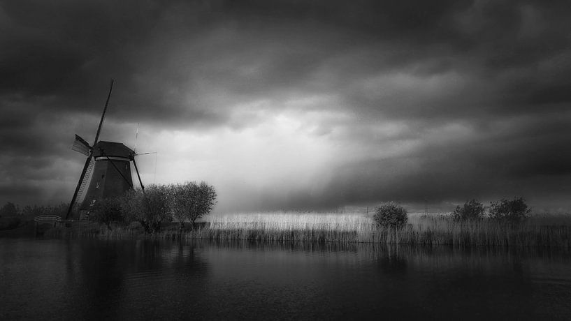 Magisch Kinderdijk . Magical painterly Kinderdijk in B&amp;W van Saskia Dingemans Awarded Photographer