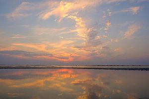 Sonnenuntergang am Strand im Sommer bei ruhiger See von Sjoerd van der Wal Fotografie