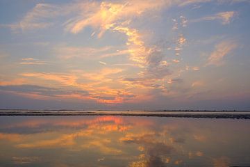 Sunset at the beach during summer with a calm sea van Sjoerd van der Wal