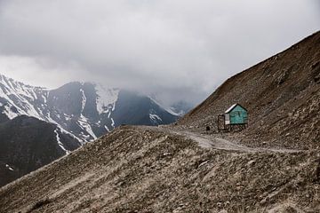Groen, klein, houten gebouw hoog in de bergen van Photolovers reisfotografie