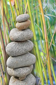 Steintürmchen und Bambusrohr von SusaZoom