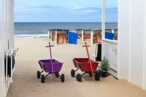 Deux charrettes aux maisons de plage à Katwijk sur Evert Jan Luchies