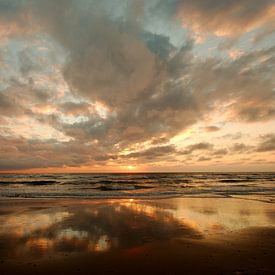 Sonnenuntergang mit schönen Wolken auf Texel von Wim van der Geest
