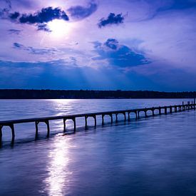 Sonnenuntergang am See mit langem Steg von Frank Herrmann