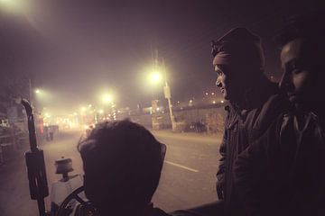 Mensen op de trekker 's nachts in Allahabad van Edgar Bonnet-behar