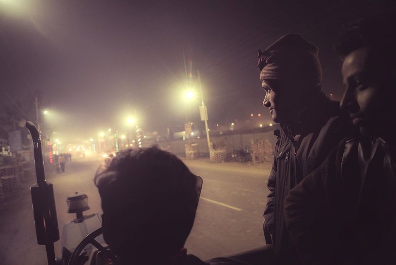 Menschen auf dem Traktor bei Nacht in Allahabad von Edgar Bonnet-behar