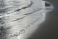 Zilver grijs water en zand 1