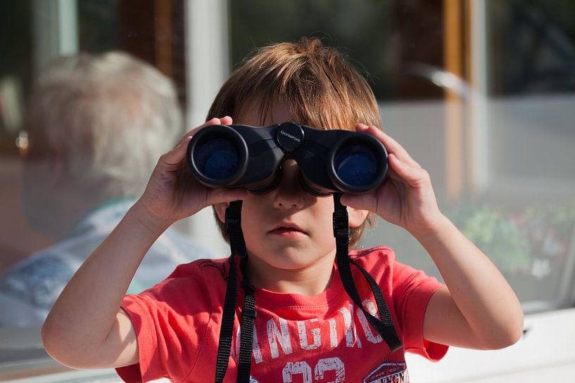 Binoculars with kid by Martijn Grimme