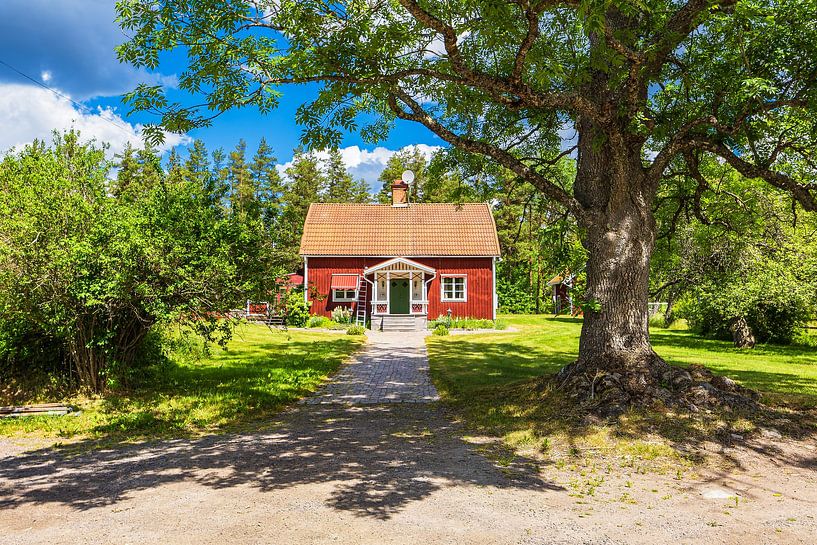 Rotes Holzhaus bei Vimmerby in Schweden von Rico Ködder