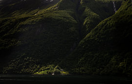 Ein einsames Haus am Geirangerfjord, Norwegen von Bo Scheeringa Photography
