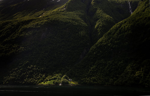Ein einsames Haus am Geirangerfjord, Norwegen
