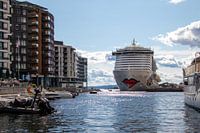 The city vs the cruise ship