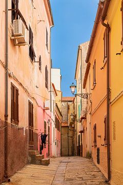 Mediterraans straatbeeld, La Maddelena, Sardinië van Mieneke Andeweg-van Rijn