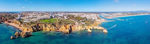 Lucht panorama van de rotskust en stad Lagos in de Algarve Portugal