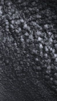 seulement entre les nuages