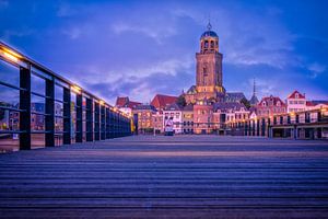 Deventer vom IJsselhotel aus in der blauen Stunde mit Lichtern und Wolken