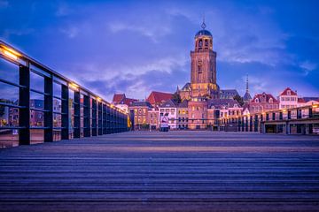 Deventer vanaf het IJsselhotel in het blauwe uur met verlichting en wolken van Bart Ros