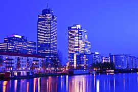 Skyline van Amsterdam in Nederland met zonsondergang van Eye on You