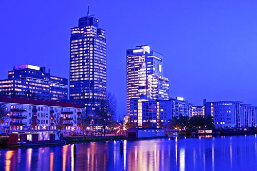 Skyline van Amsterdam in Nederland met zonsondergang