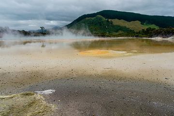 Damp boven het geothermische meer bij Waiotapu van Niek