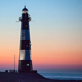 Vuurtoren van Breskens tegen een pastel gekleurde avondlucht van Moo pix